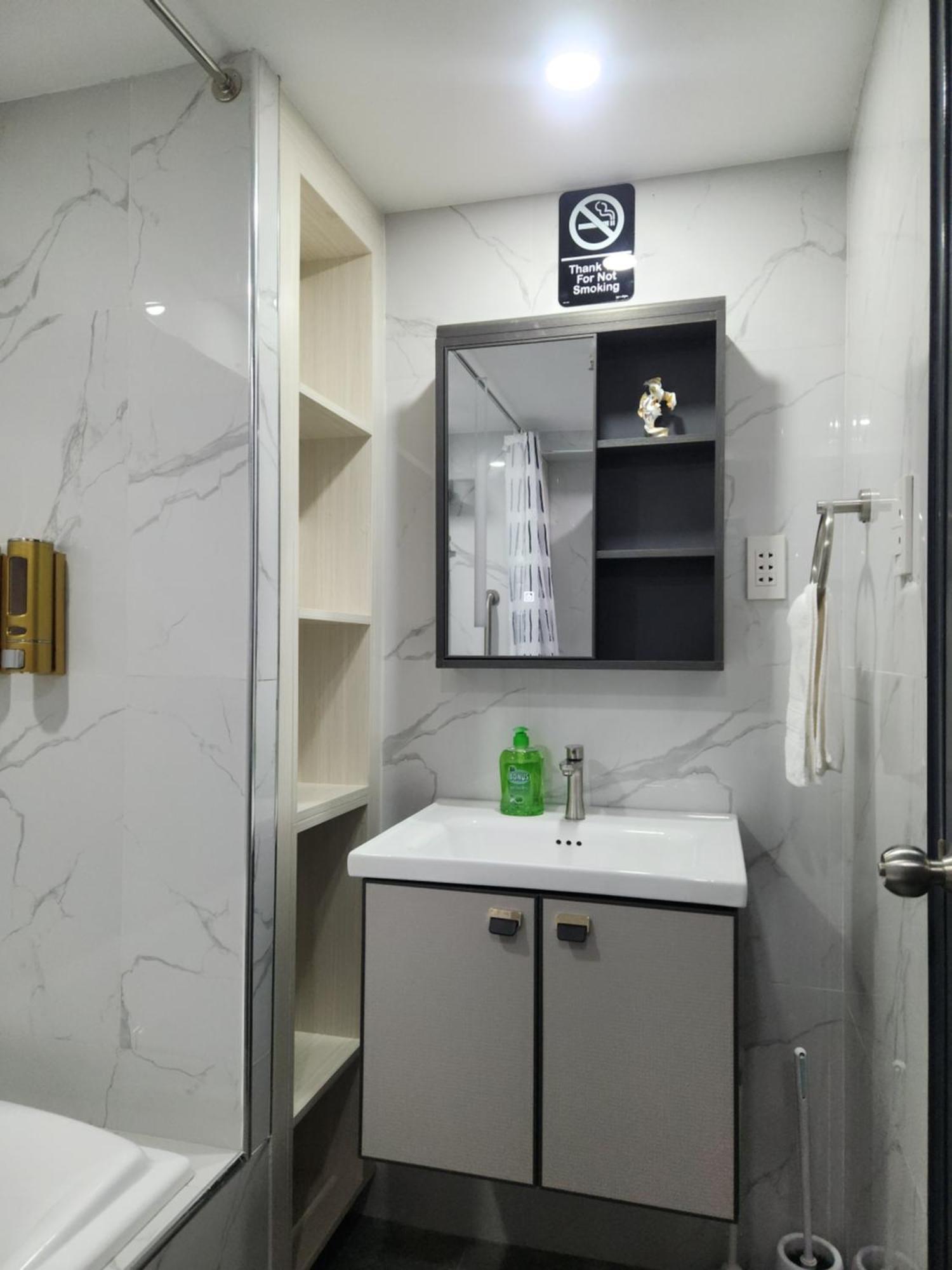 Condo Azur Suites B316 Near Airport, Netflix, Stylish, Cozy With Swimming Pool Мактан Екстер'єр фото